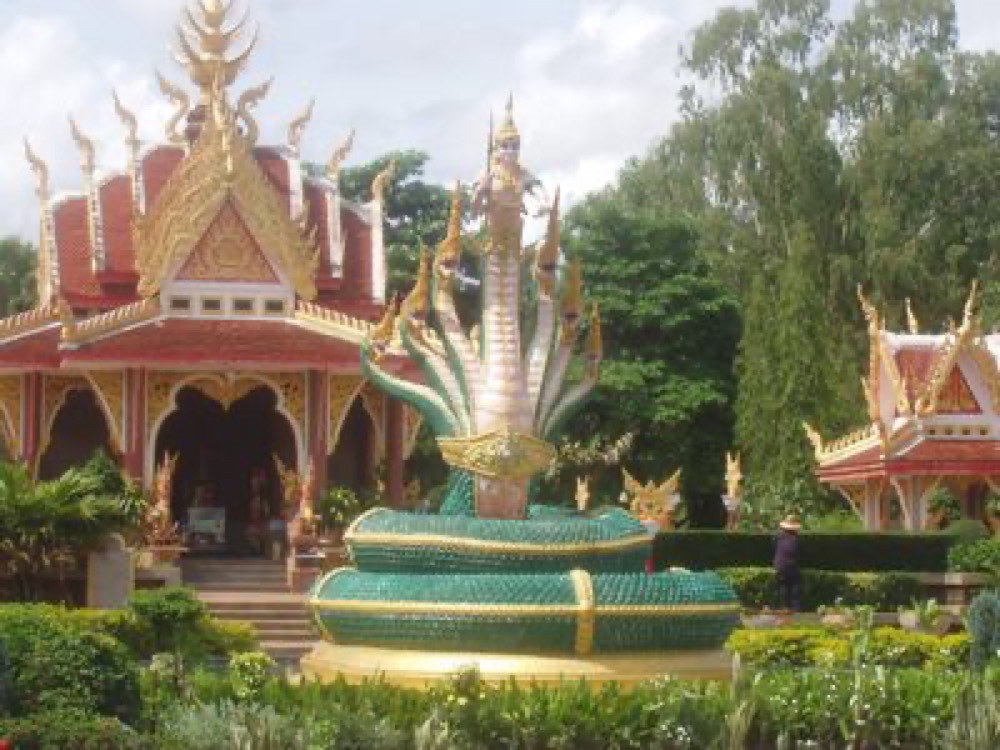 รูปปั้นพญานาคเจ็ดเศียรหน้าศาลาวัดไทย สัญลักษณ์ความเชื่อเรื่องฝันเห็นงูใหญ่